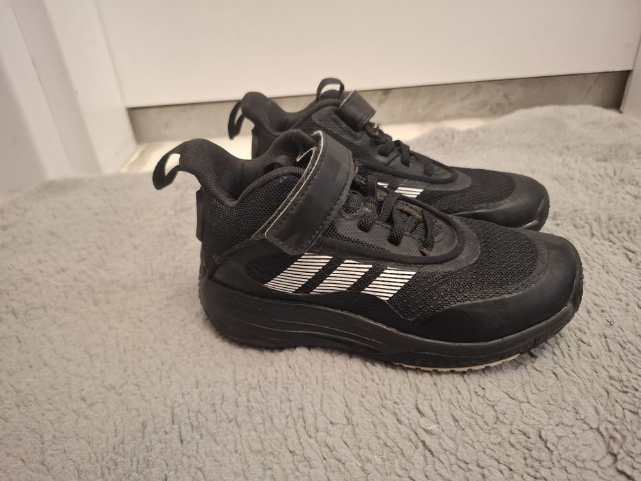 Детски обувки Adidas, размер 29 
Adidas Own the game 3.0
Размер 29, 18см стелка, носени броени пъти. Цена 25 евро
