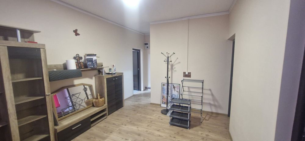 Inchiriez apartament 3 camere parter