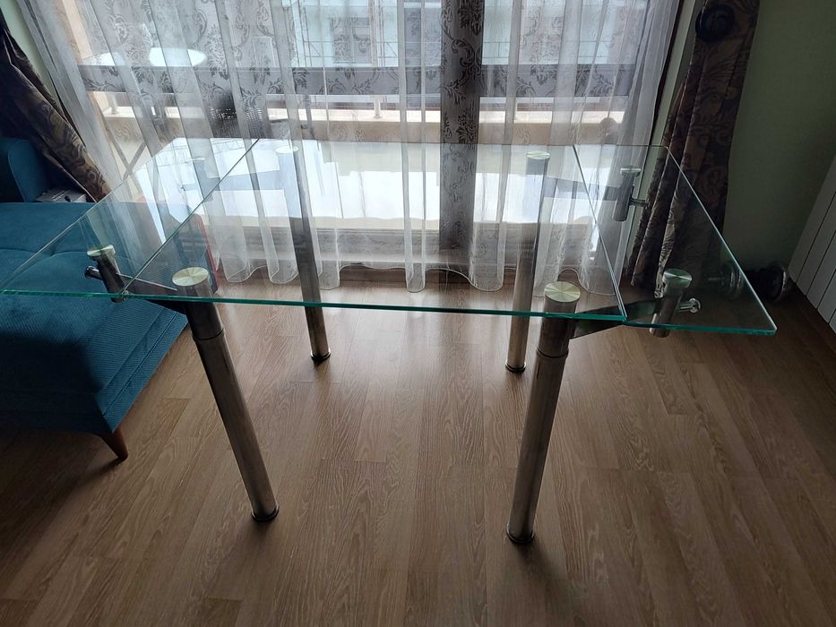 Стъклена трапезна маса