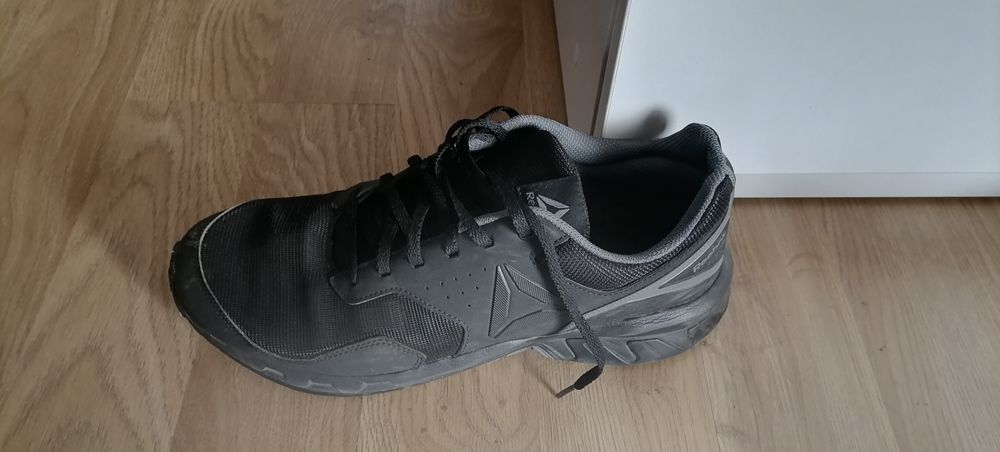 Vând adidași Reebok și Joma