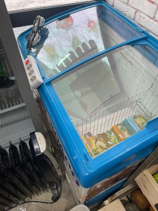 Продам витринный морозильник