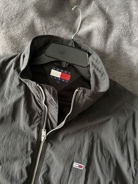 Tommy Jeans jacheta barbateasca antivant culoare neagra marimea L in stare foarte buna