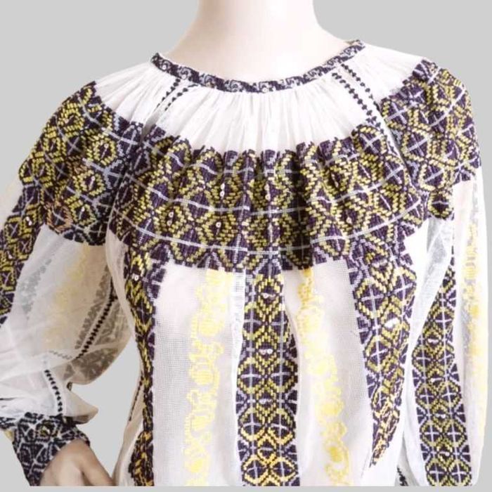 Ie veche lucrata manual pe tul , ie cu margele  S-M