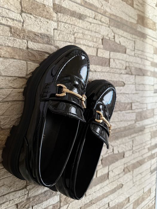 Лачени официални мокасини