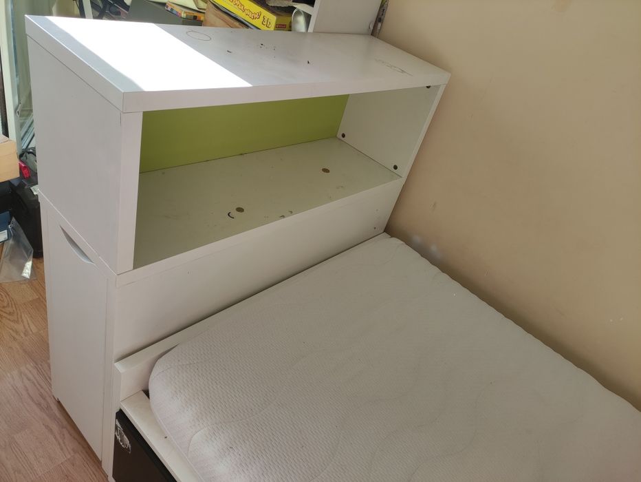 Продавам легло единично с матрак и рамка