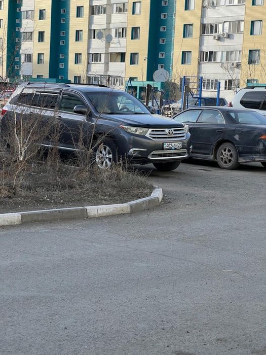 Продам Тойота Хайландер 2011 года