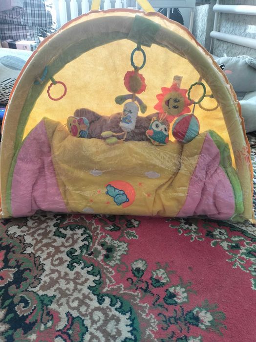 Продам развивающий коврик и игрушки