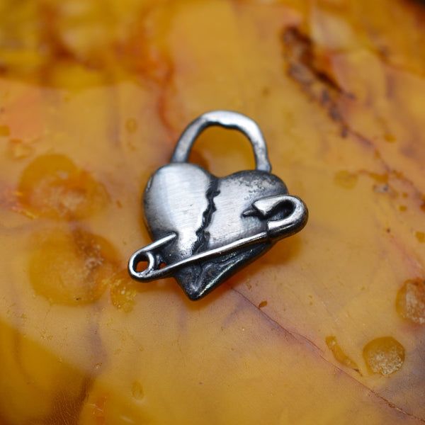 Сребърен медальон 925 „Разбито сърце“ – талисман на изцелението