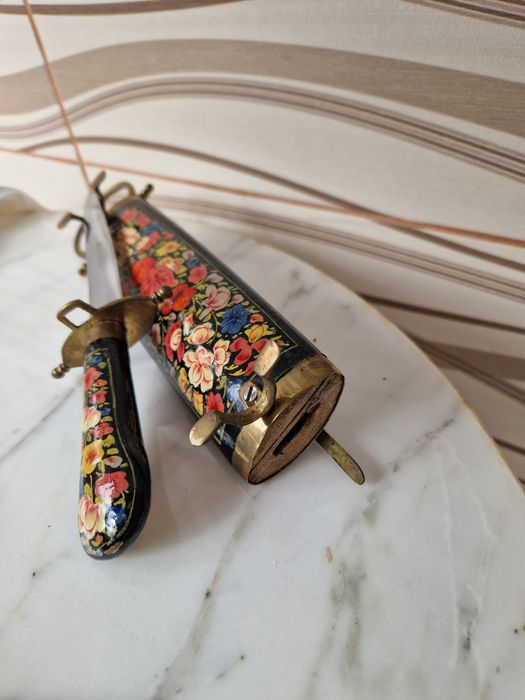 Cutit decorativ si foarfeca deschis plicuri