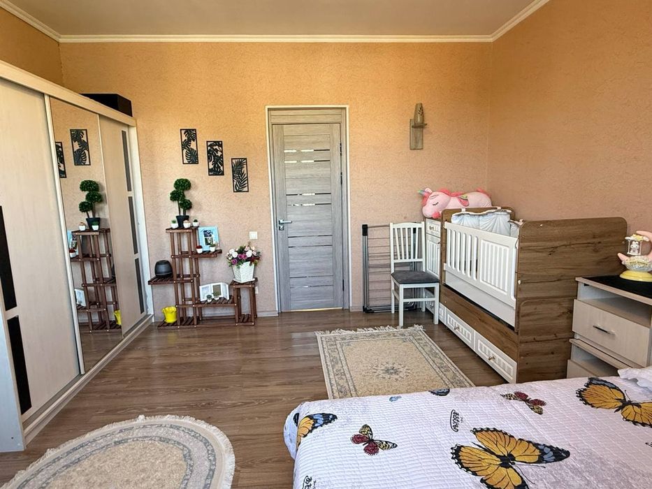 Срочно  Продаётся  2 ком квартира на  Бузбазаре с  ремонтом и  мебелью