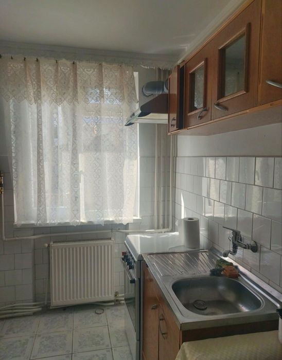 Inchiriez apartament, zona linistita