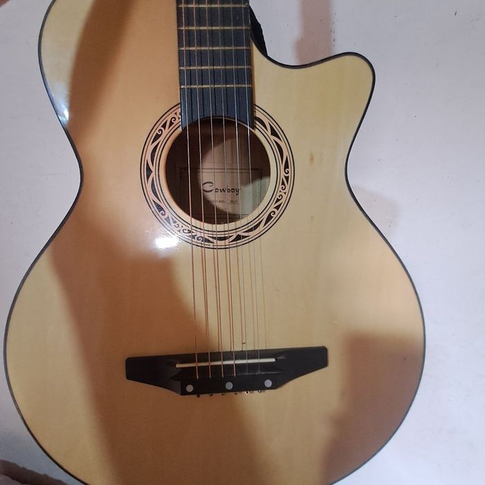 Gitara sifati yaxshi chixoli ham bor qo'shib beriladi