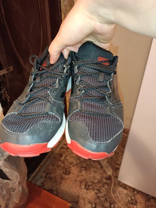 Adidași Adidas mărime 42 buni de purtat muncă sau fotbal