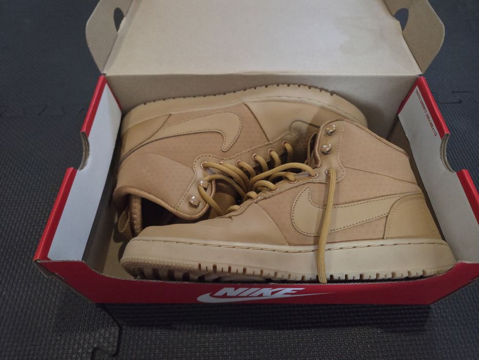 Vând Nike Court Borough Mid Winter – mărimea 42.5