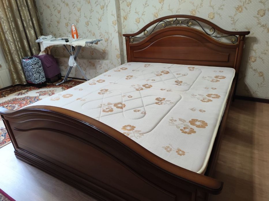 Кровать деревянная