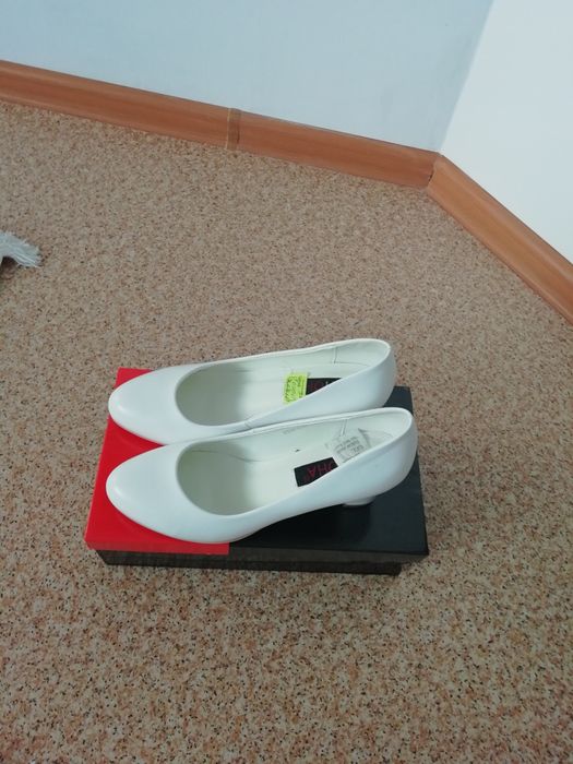 Продам белые туфли