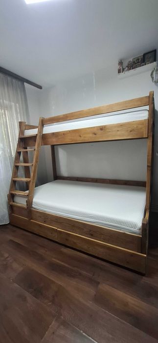 Pat etajat din lemn