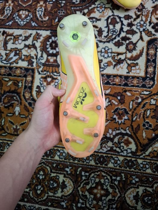 Футбольные бутсы nike