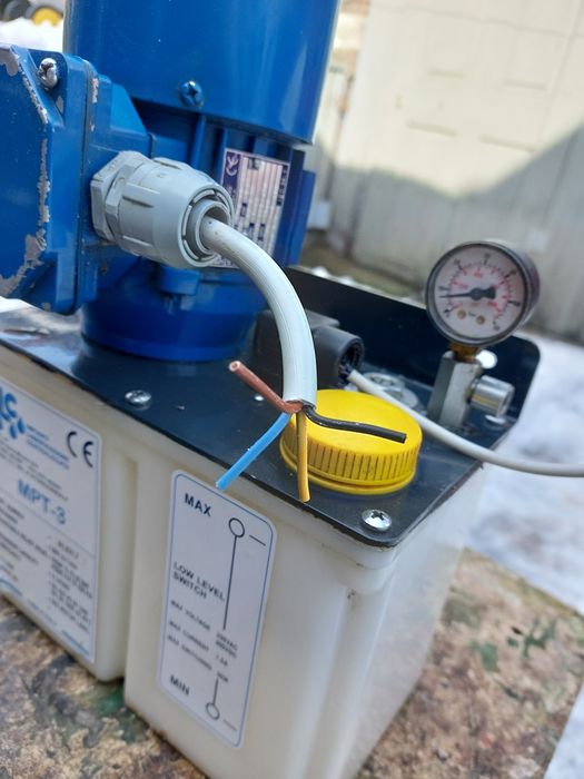 Vând pompe cu bazin