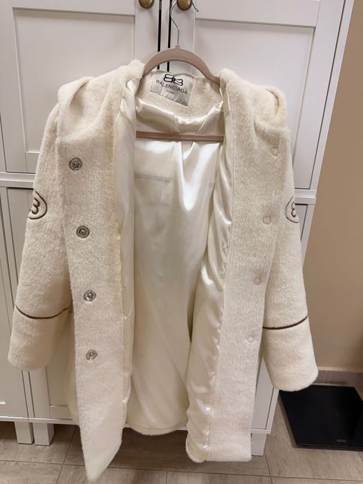 Продавам шуба кремова Balenciaga