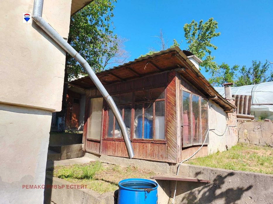 Къща на два етажа за продажба в с. Божичен