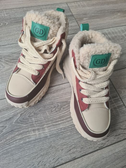 Демисизон кроссовки 36 размер новые