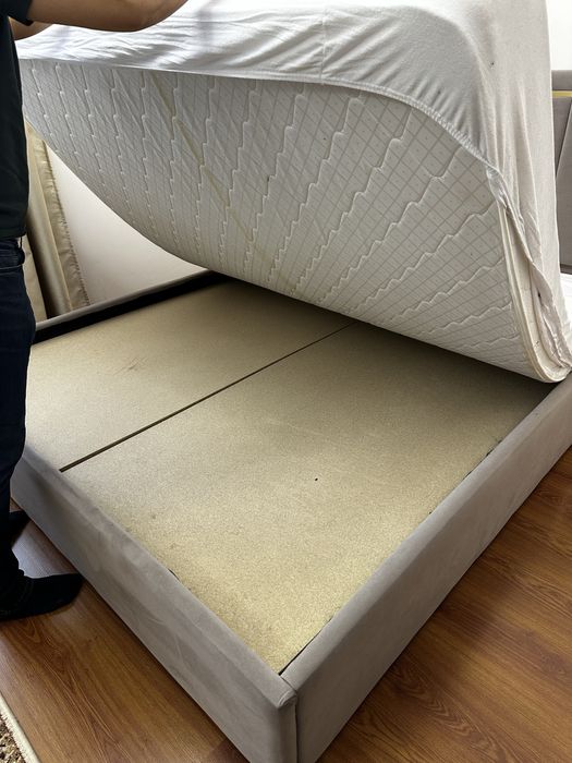 Почти новый спальный гарнитур