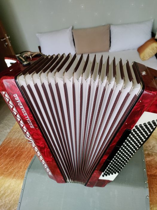 Продавам акордеон ROYAL STANDARD 120баса с куфар