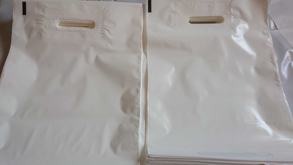 Pungi-sacose albe reciclabile-reutilizabile conform legislatiei.