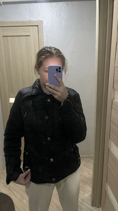Продам весенние куртки 1000
