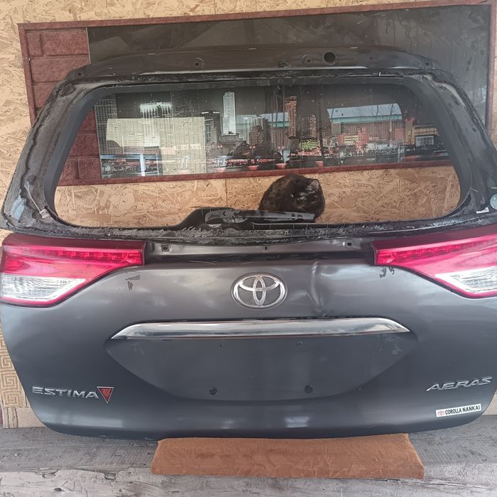 Продам дверь богажника Toyota