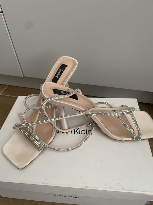 Сандали на ток с връзки