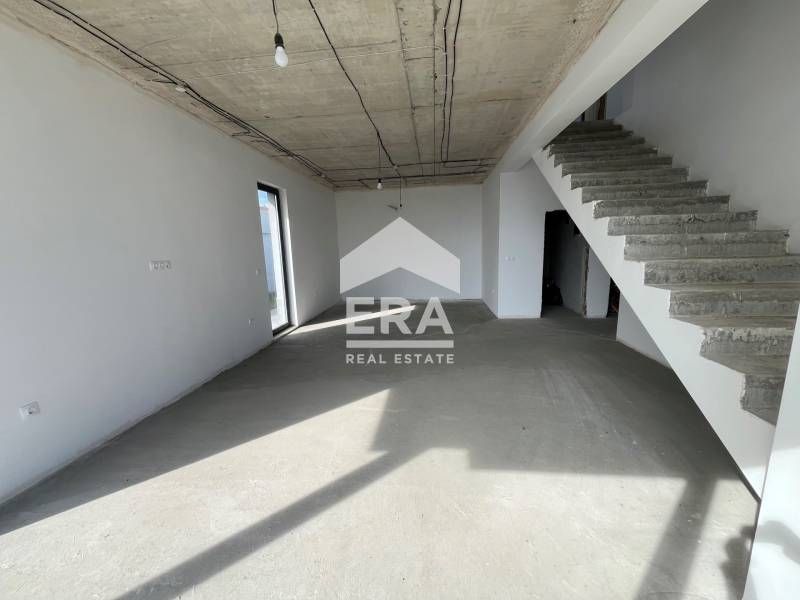 Двуетажна новопостроена къща за продажба, с двор и морска панорама, в