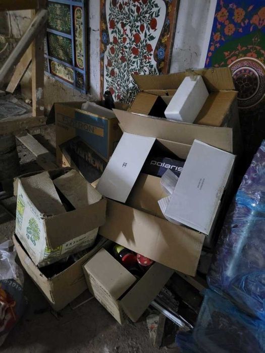 Из подвала-ванна пластиковая,банки,книги,тетради,пылесос,коробки,двери