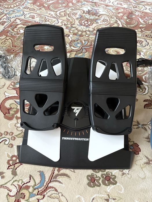 Джойстик и педали Thrustmaster