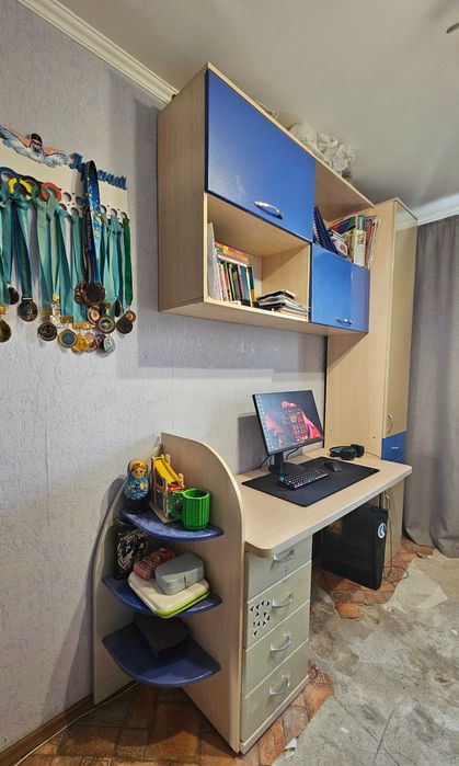 Детский письменный/компьютерный стол.