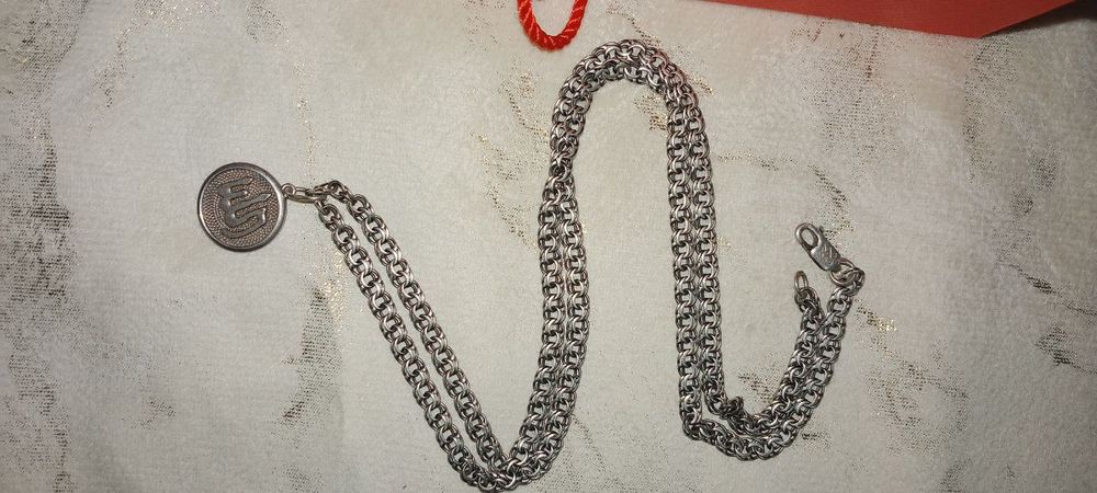 Серебряная цепочка с кулоном