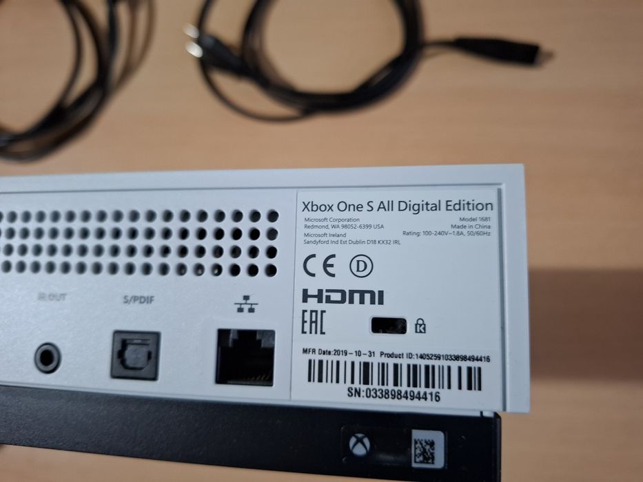 Xbox One S, 1tb, 2 joystick-uri , cablu hdmi