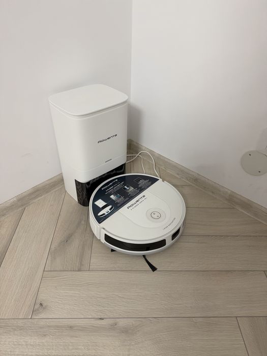Aspirator robot Rowenta cu statie de incarcare si functie de spalare