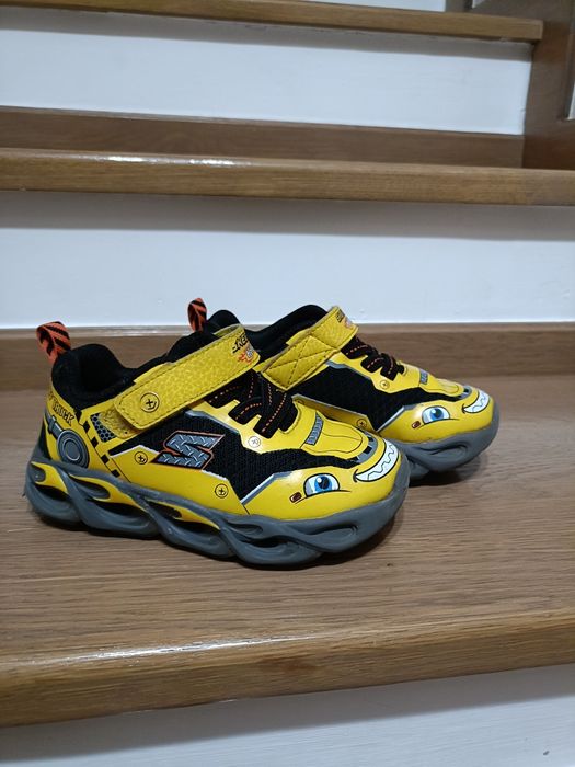 Vând adidași skechers