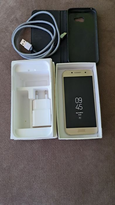 Продавам Samsung Galaxy A3 от 2017г.

Изключително запазен, като нов.