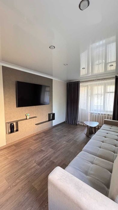 Продам улучшенную 2 ком. 3 этаж, 53кв. кухня -9,5кв. 14 млн торг