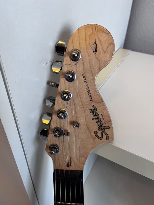 Продам электро гитару Fender Squier
