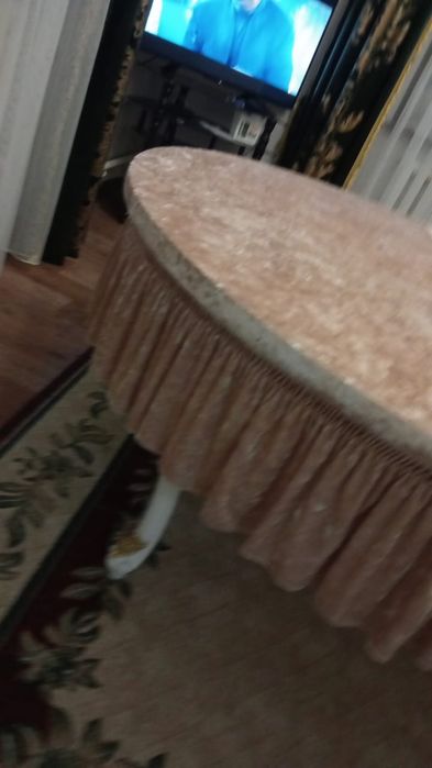 Срочно продам стол для гостинный