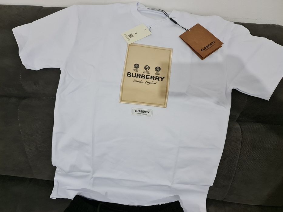 Vând Compleu Burberry