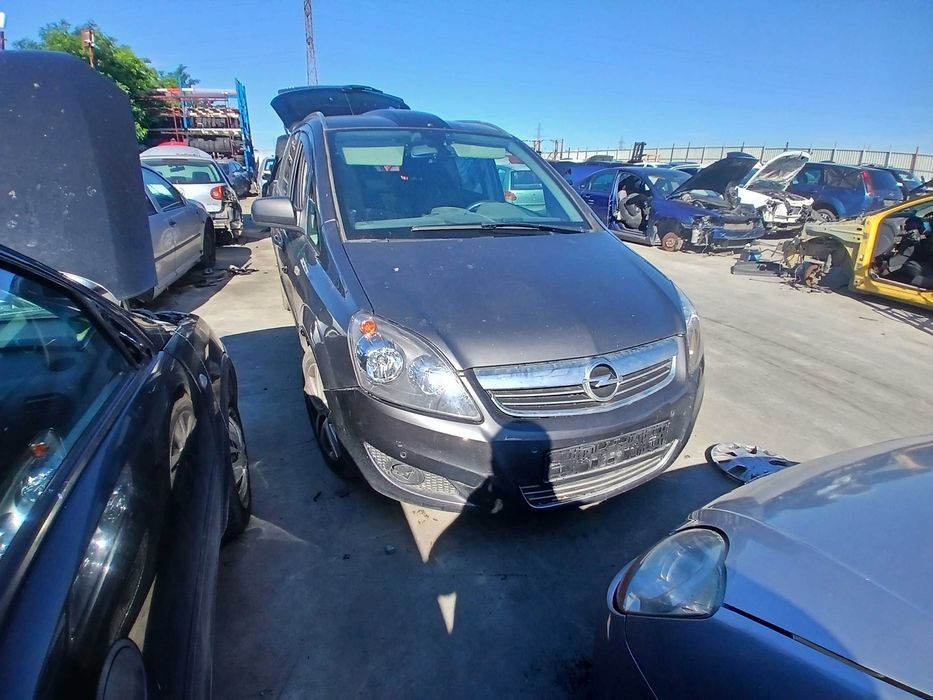 dezmembrez opel zafira b