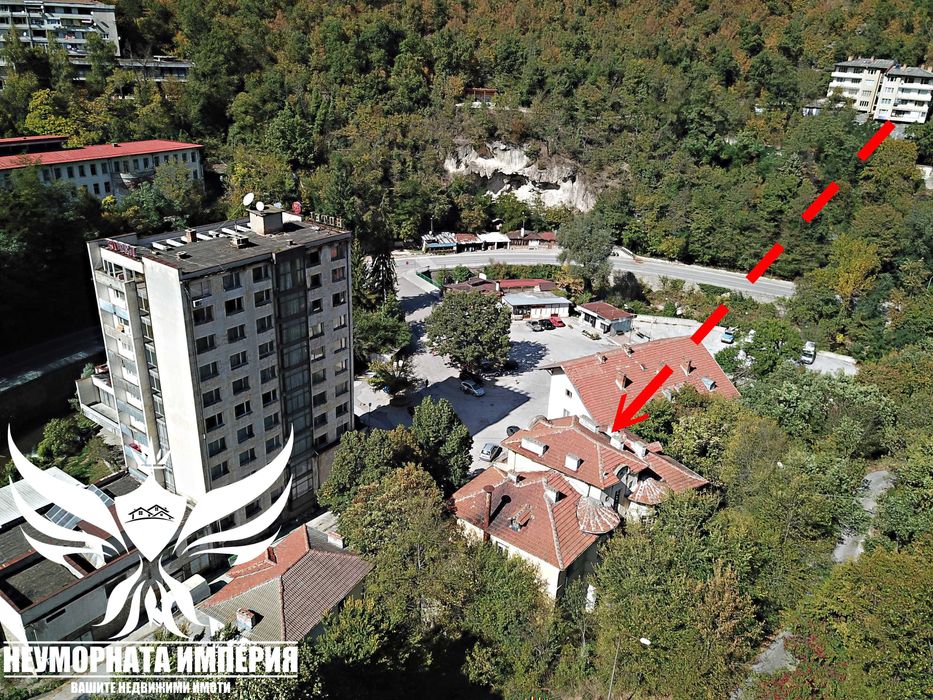 Продавам триетажен хотел с РЗП 870кв и парцел 830кв. в Нареченски Бани