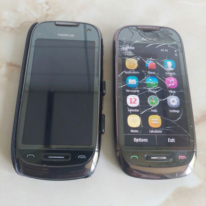 Vând Nokia C7 impecabil (cu cod de siguranță) + husă //poze reale