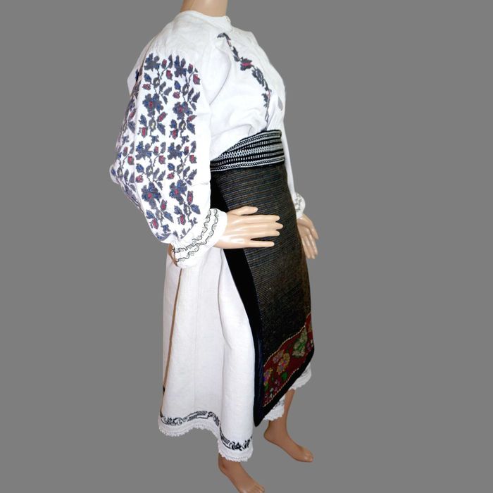 Costum popular vechi din Banat pe canepa cu catrinta fir metalic M-L