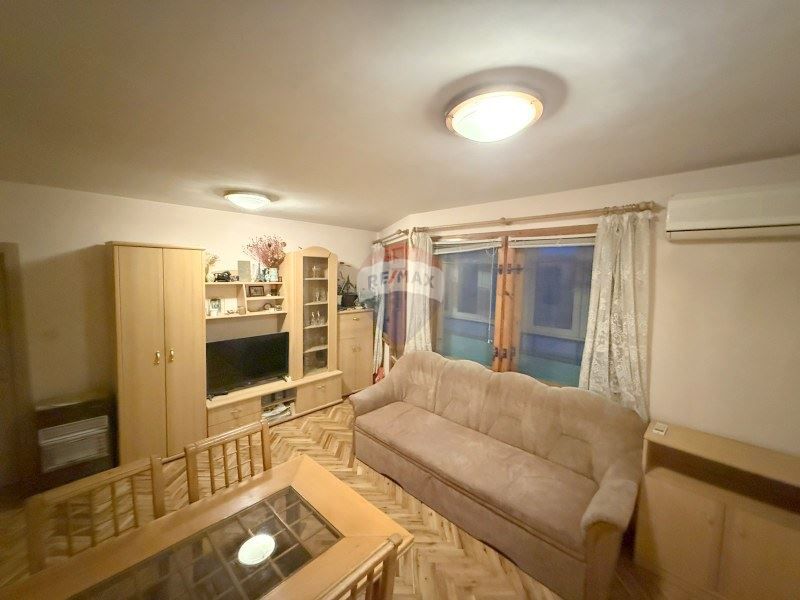 Продава се Тристаен апартамент в Варна, Спортна зала - 6927 кв.м за 16 €/кв.м - Снимка #1